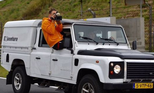 Johnny Dertien aan het werk achterin een landrover